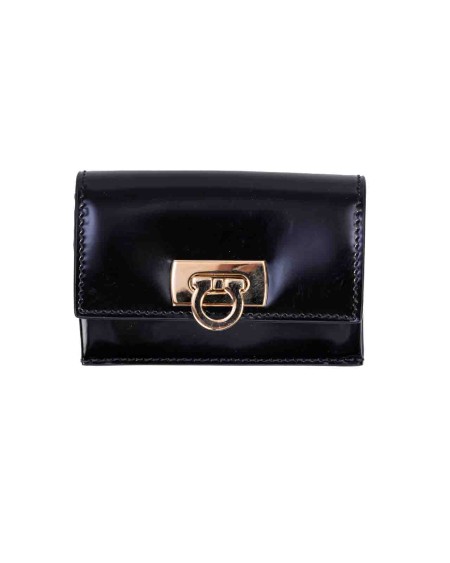 Shop SALVATORE FERRAGAMO  Portacarte: Salvatore Ferragamo porta carte di credito con Gancini.
Realizzato in vitello lucido, con tasca piatta posteriore e comparto sigillato da una chiusura Gancini. 
Dimensioni: altezza 7.3 CM lunghezza 10.0 CM profondità 2.5 CM.
Composizione: 100% pelle di vitello.
Fabbricato in Italia.. 220435 760662-001